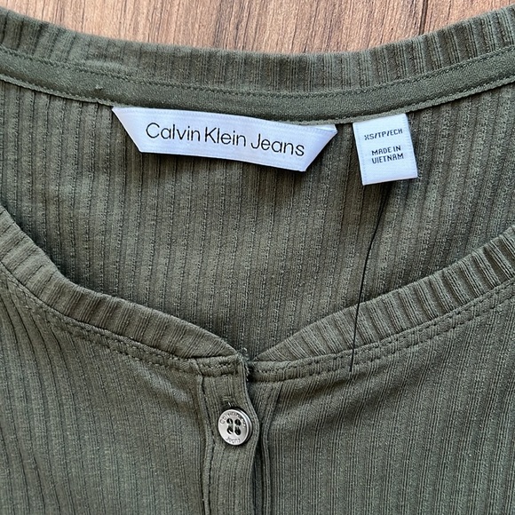 NEW Calvin Klein Jeans Long Sleeve Women’s Top, Size XS, Olive Green, NWOT - Picture 3 of 4
